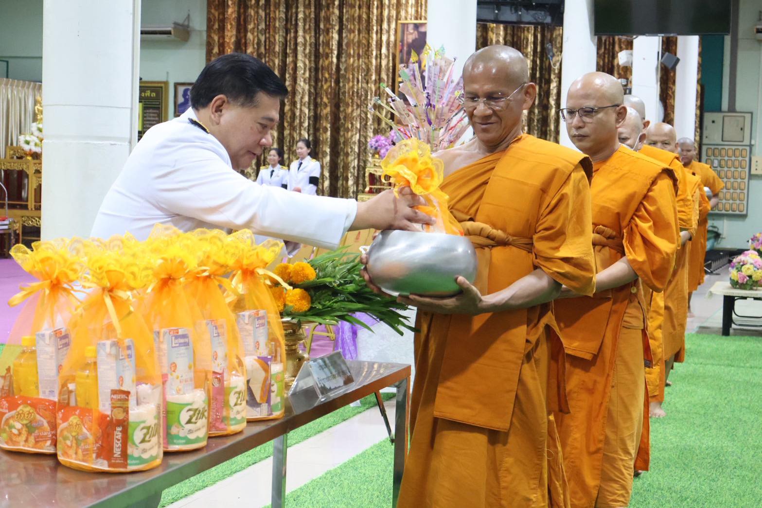 title - ส.ป.ก.อ่างทอง ร่วมพิธีทำบุญตักบาตรและพิธีเจริญพระพุทธมนต์ถวายเป็นพระราชกุศล เนื่องในวันคล้ายวันพระราชสมภพสมเด็จพระกนิษฐาธิราชเจ้า กรมสมเด็จพระเทพรัตนราชสุดาฯ สยามบรมราชกุมารี